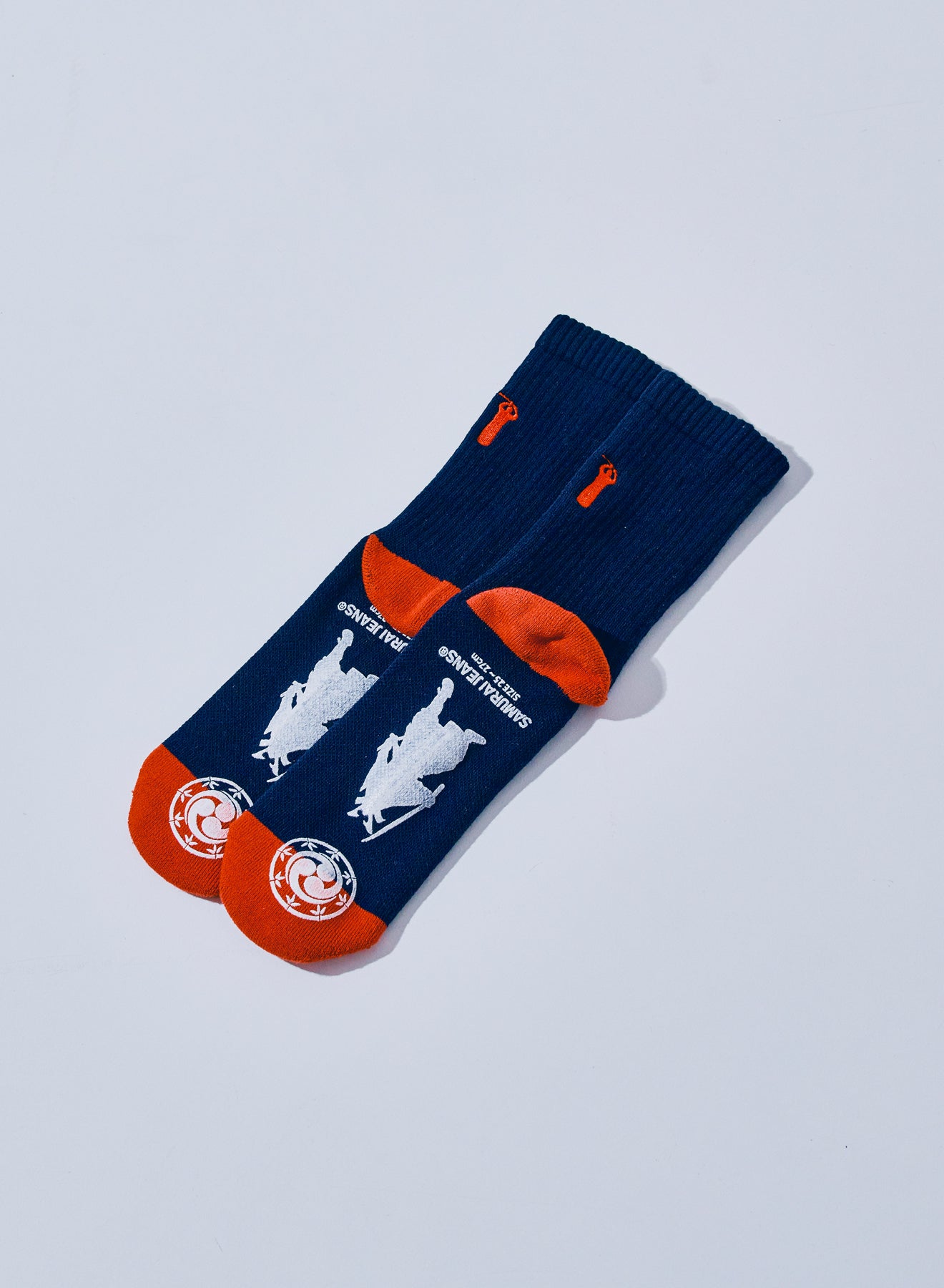 SJKS25-NEL 刺繍クルーソックス