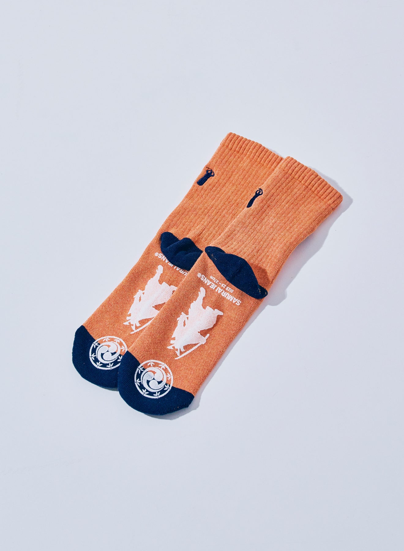 SJKS25-NEL 刺繍クルーソックス