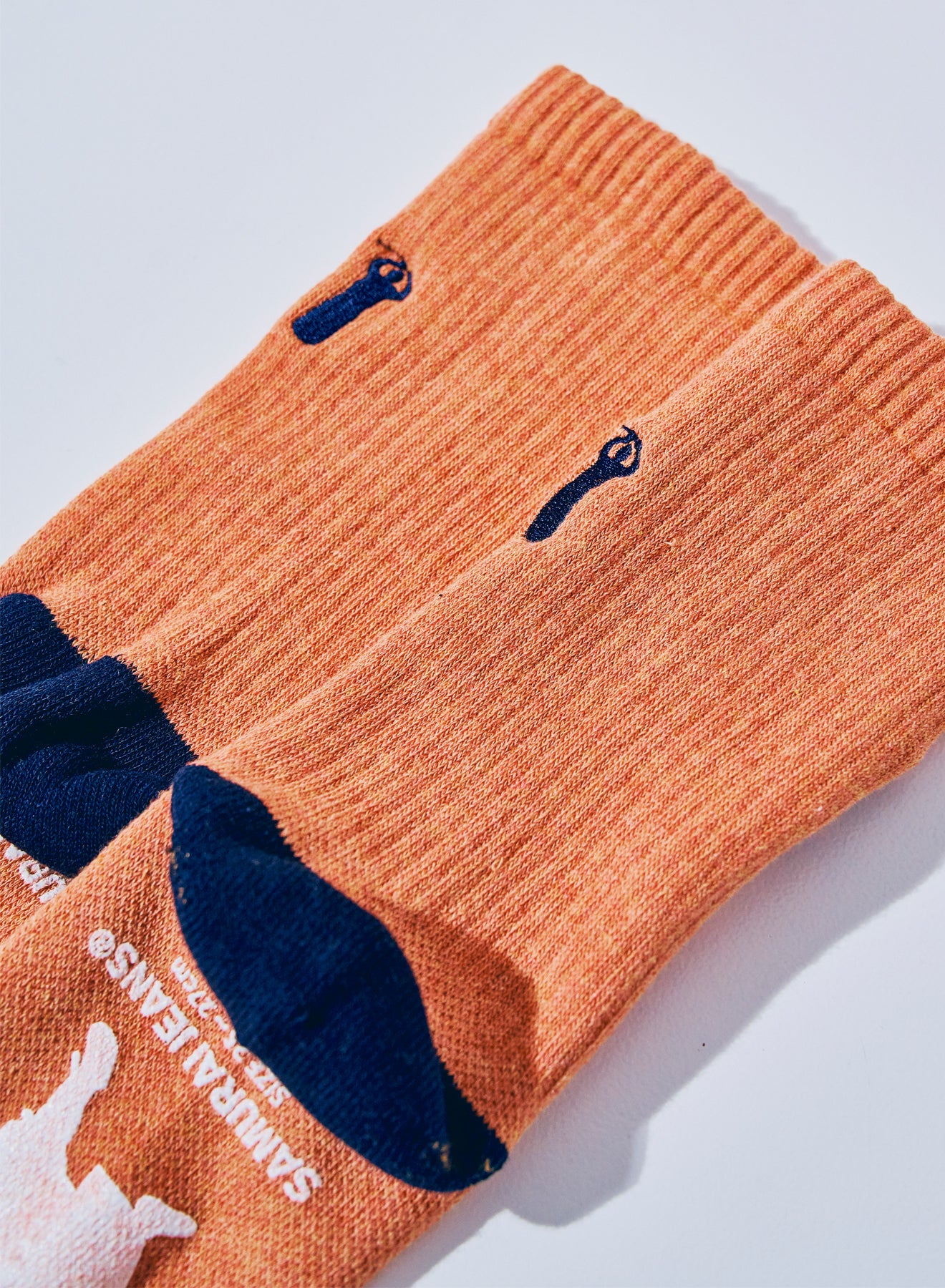 SJKS25-NEL 刺繍クルーソックス