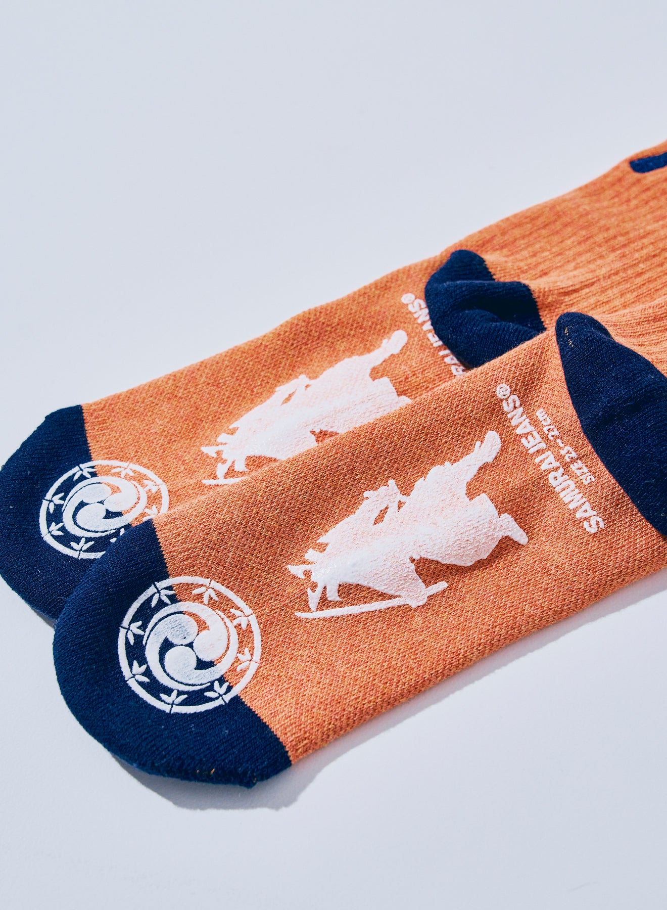 SJKS25-NEL 刺繍クルーソックス